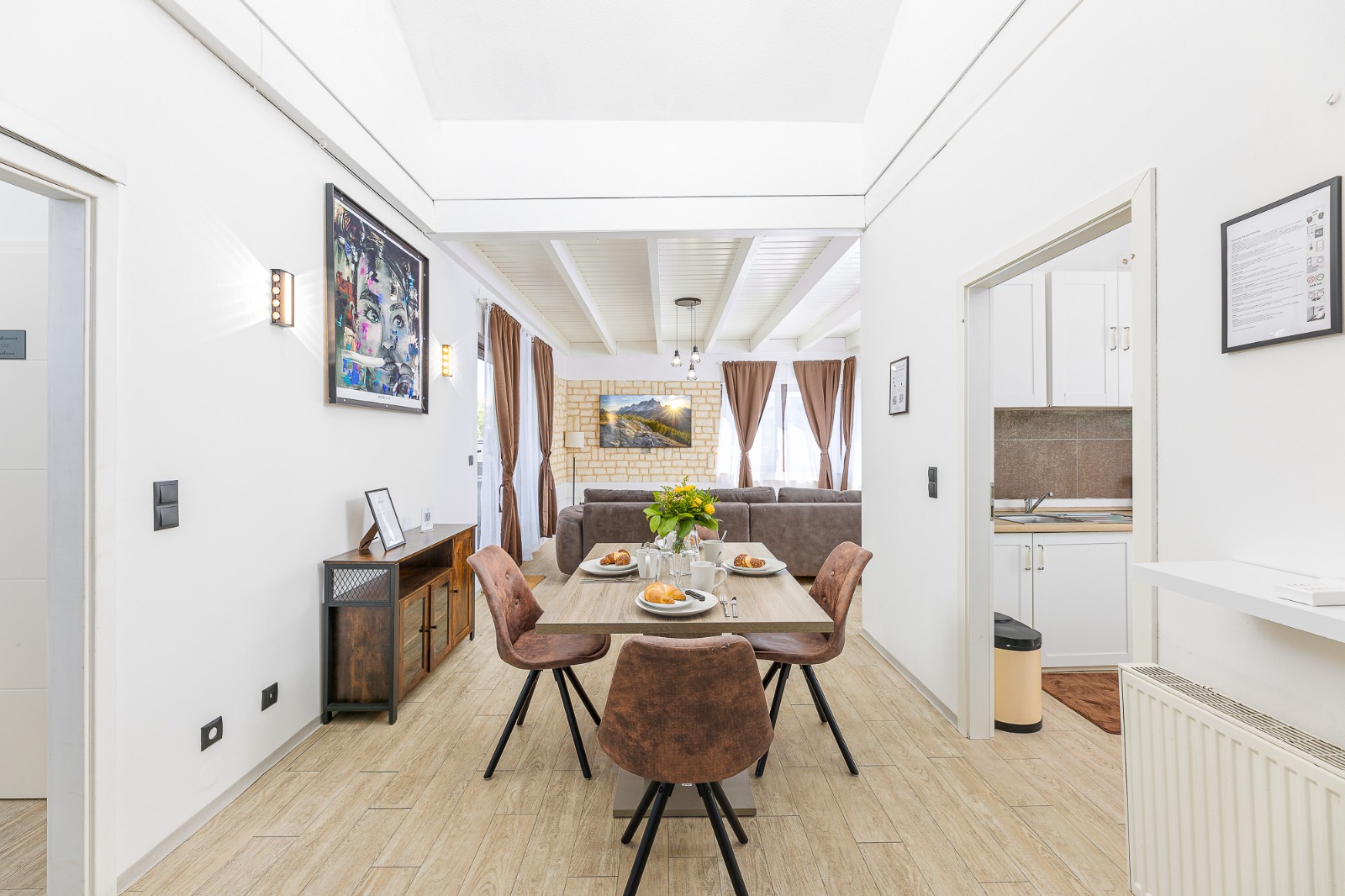 Große Firmenunterkunft, 150 qm, 8 Gäste, 4 Schlafzimmer, 2 Bäder, 24 qm Terrasse mit Grillplatz, 2 Parkplätze